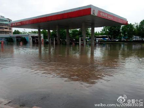 安徽局地遭遇暴雨红色预警 安庆城内内涝严重