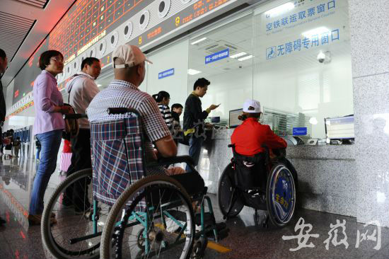 合肥高铁南站残障人士停车难 工作人员:自己想