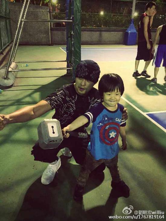 周杰伦教干儿子宇恩打篮球