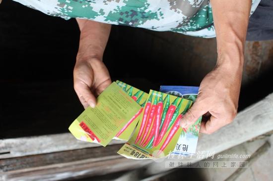 凤水村一位贫困户为了拿到“扶贫农资”,不得不“定点”在阳光合作社购买了几袋辣椒种子。