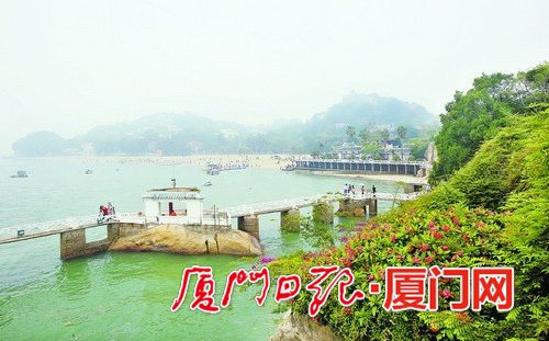 环境优美的菽庄花园，游客行走其间如在画中。（本报记者 王火炎 摄）