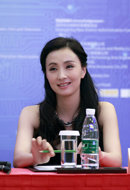 陶虹亮相鼓励青年创作人 透露将圆 导演梦 |陶虹