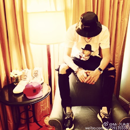 吴亦凡休闲装扮帅气 对镜头皱眉咧嘴卖萌|吴亦