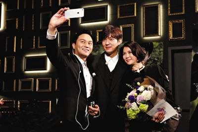 在韩国录制综艺节目时遭遇李敏镐，张智霖赶紧帮老婆袁咏仪拍照留念，被网友笑称“心真大”。