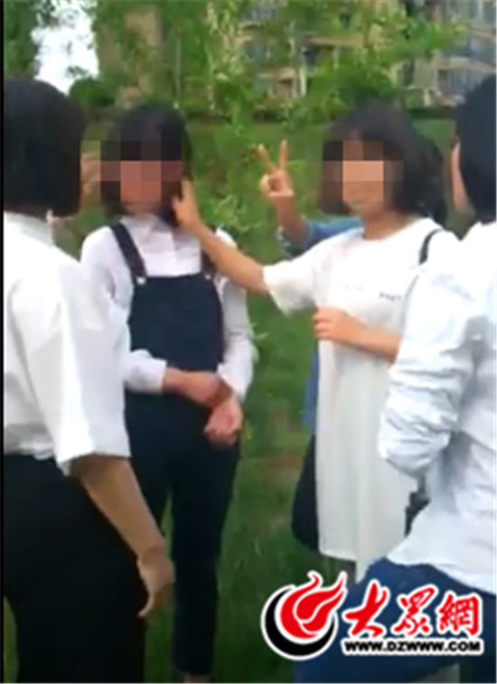 视频中,多名女生不断向王晓(左二)指指点点,有的甚至还摆出了“剪刀手“(图片来自视频截图)