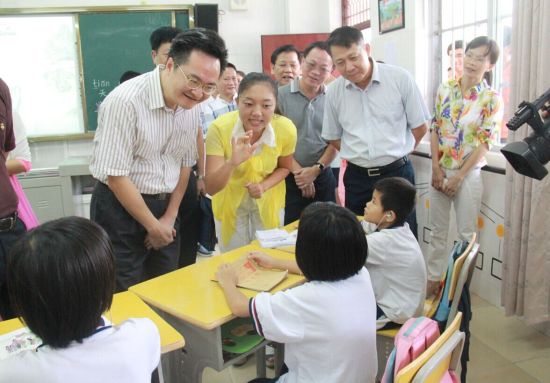 邓忠副市长咨询学生情况