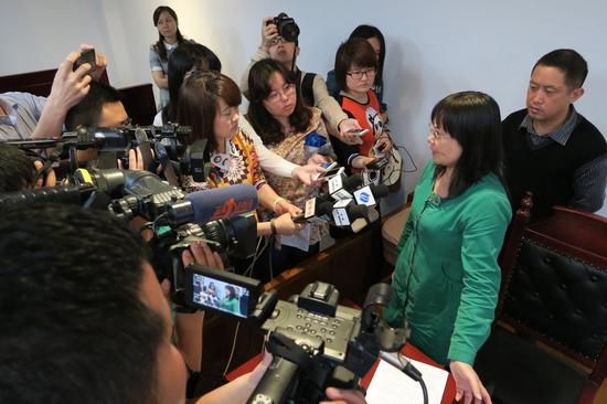 周岩母亲在接受媒体采访