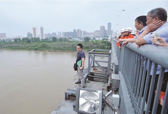 圖為：男子站在長(zhǎng)江二橋檢修道邊，欲跳橋