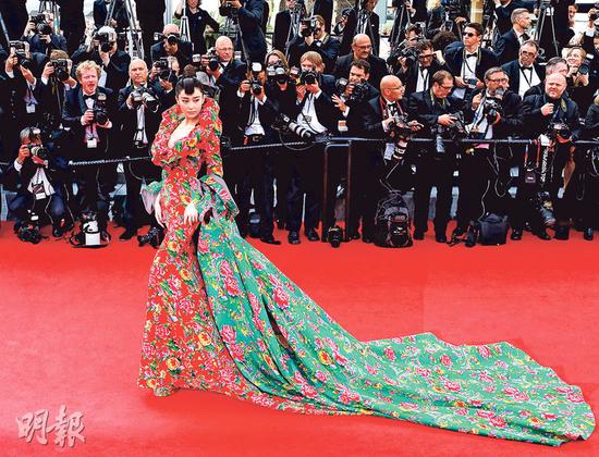 张馨予在戛纳影展开幕红地毯上
