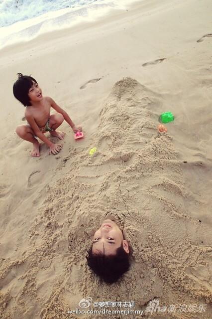 林志颖沙滩晒阳光浴 Kimi调皮埋掉爸比|林志颖|沙滩|Kimi_新浪娱乐_新浪网