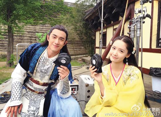 拍戏间隙，两人在一起秀清凉。