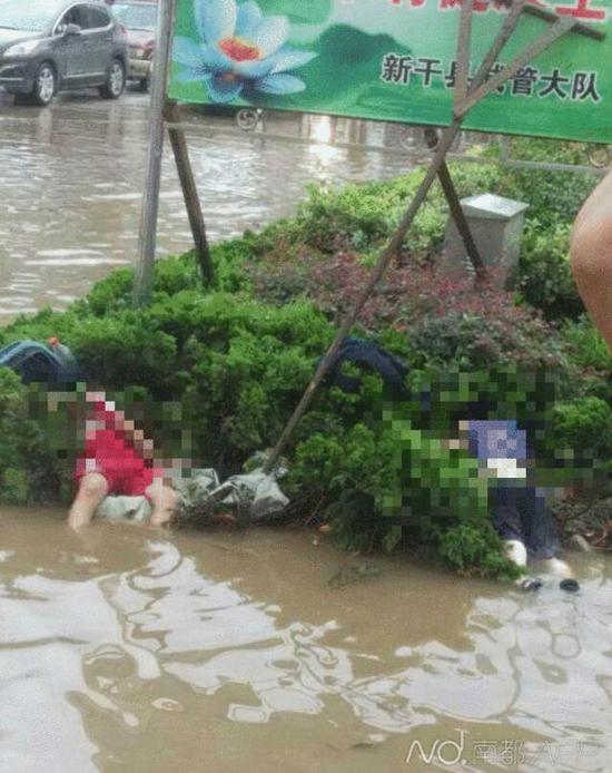 新干两小学生暴雨中触电身亡