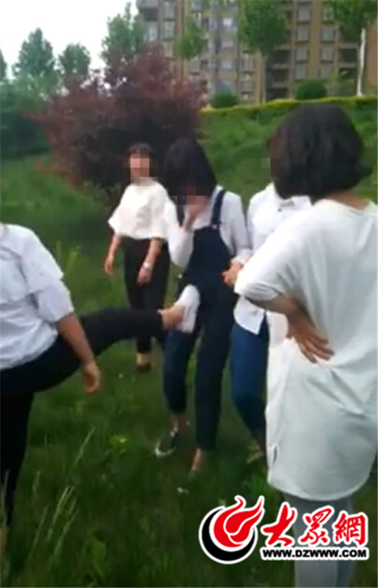 视频中,多名女生不断向王晓(右二)拳打脚踢(图片来自视频截图)