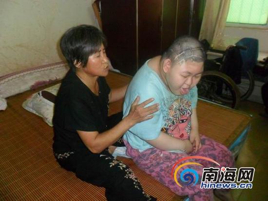 乔雅琴已经年过60,一边拾荒,一边照顾乔美美已有20个年头。