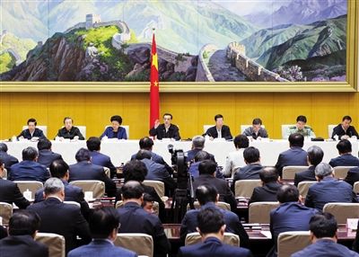 5月12日,国务院召开推进简政放权放管结合职能转变工作电视电话会议,李克强总理发表讲话。新华社记者 王晔 摄