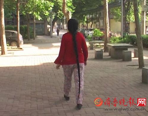 濟南一女子長發(fā)及地達1.80米 小販開價4800元也不賣