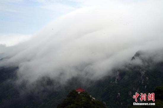 5月16日在江西庐山拍摄的壮观的瀑布云景观。