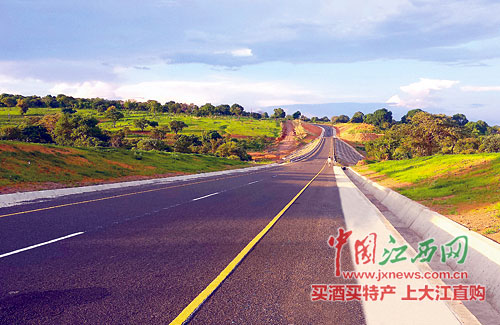 江西中煤在肯尼亚承建的道路工程项目。 (资料图片)