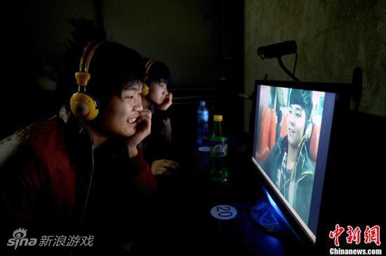 资料图：民众在网吧内上网