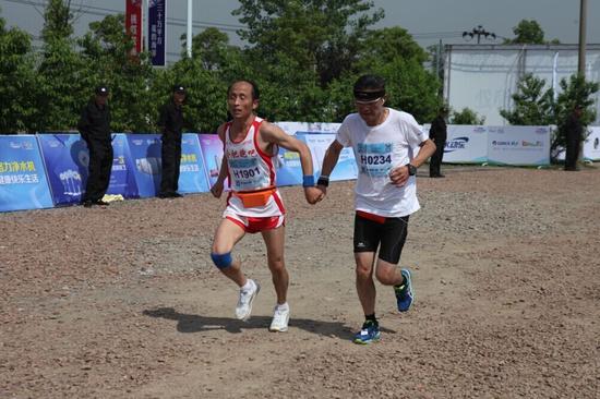 三十岗越野马拉松:一个冠军 三千种马拉松精神