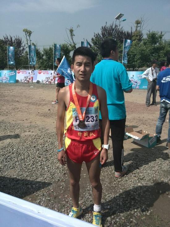 淮南大学生比赛前腿部受伤 坚持赴合肥参加完