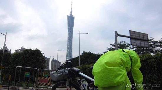 小伙从南京出发欲骑行全国 到广州自行车及行