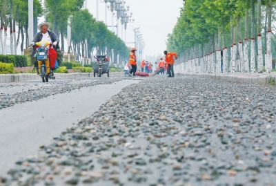 洛欒快速通道涉事路段，環衛工人正在沿線清掃。