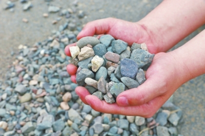 大貨車“跑冒”，撒出5公里“石子路”