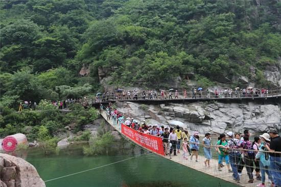 湖北千名游客乘“新鄉·寶泉號”專列暢游寶泉