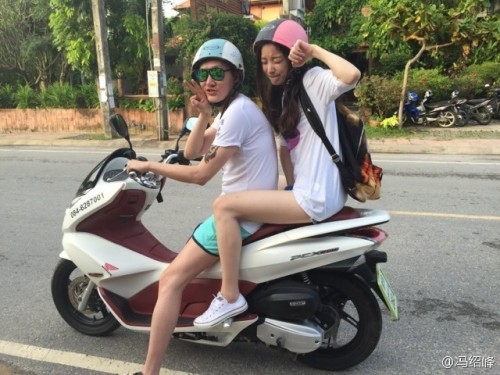 新浪娱乐讯 冯绍峰倪妮被曝分手,结束三年情。现盘点金童玉女的恩爱瞬间。