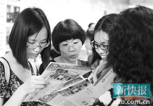 ■学生在家长陪伴下到学校进行招生咨询。新快报记者 夏世焱/摄(资料照片)