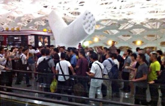 曝深圳机场航班大面积延误 乘客打砸现场