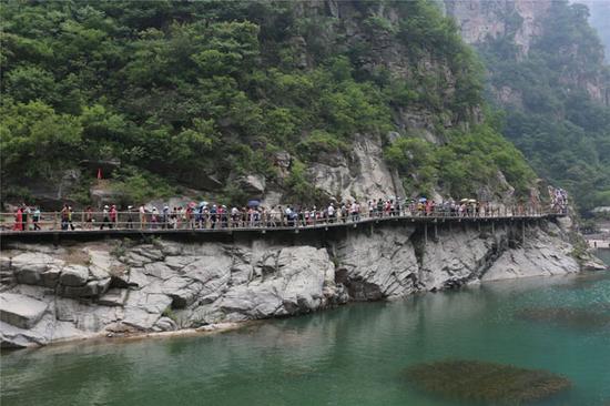 湖北千名游客乘新乡·宝泉号专列畅游宝泉