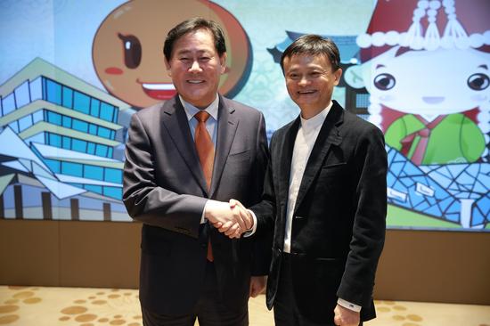韩国副总理崔炅焕杭州会见马云 两人亲切握手