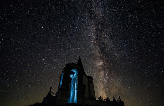艾曼诺伊里德斯在希腊阿陀斯山（Mount Athos）上用了14个小时拍摄这些惊人的照片。
