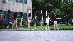 5月15日，湖南工业大学东校区，即将毕业的会计专业女生用自拍神器拍照。