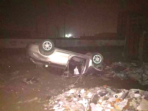 两轿车飞出高架坠地
