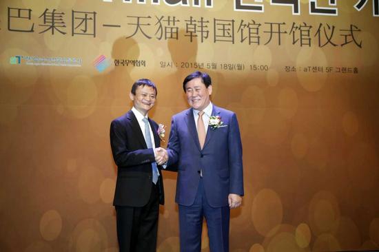 韩国副总理崔炅焕与阿里巴巴集团董事局主席马云在首尔共同宣布全球电商行业首个国家馆——“韩国馆”落地天猫。 (2)