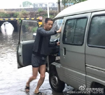 吉林市一面包车被困小涵洞 线裤哥水中救车