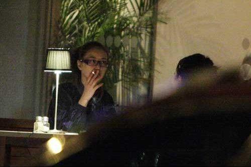 周海媚早前曾被拍到在餐厅抽烟。