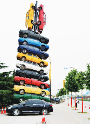 郑州12辆报废车摞汽车塔 废物利用玩街头艺术