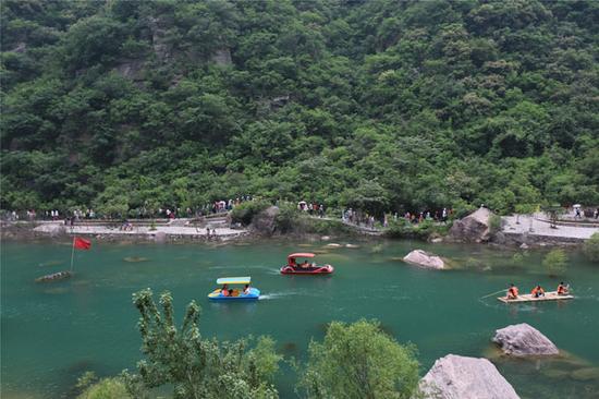 湖北千名游客乘“新鄉·寶泉號”專列暢游寶泉