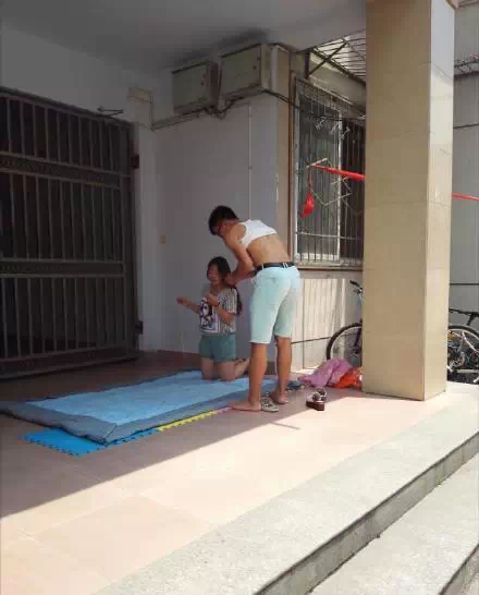 信阳师范学院女大学生宿舍楼下为男友缝被子 