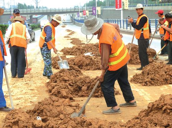 馬路上的黃泥帶長五公里