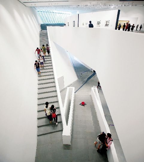 博物馆内一楼通往二楼的白色楼梯。本版图片 本报记者 徐楚云 摄