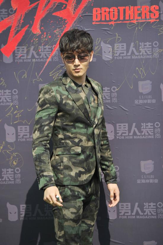 李东学帅气亮相