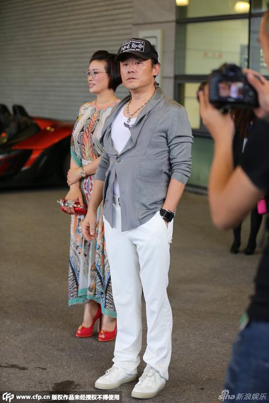 周立波开豪车演出派头足(图)