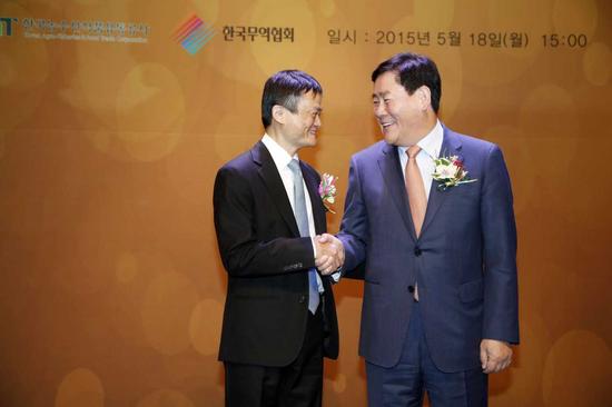 韩国副总理崔炅焕与阿里巴巴集团董事局主席马云在首尔共同宣布全球电商行业首个国家馆——“韩国馆”落地天猫。3
