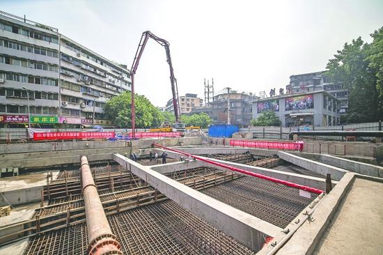 成都地铁7号线花照壁站主体结构顺利完成封顶 图片由成都地铁建设分公司提供