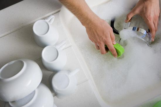 洗碗布比马桶脏:手洗碗浪费水
